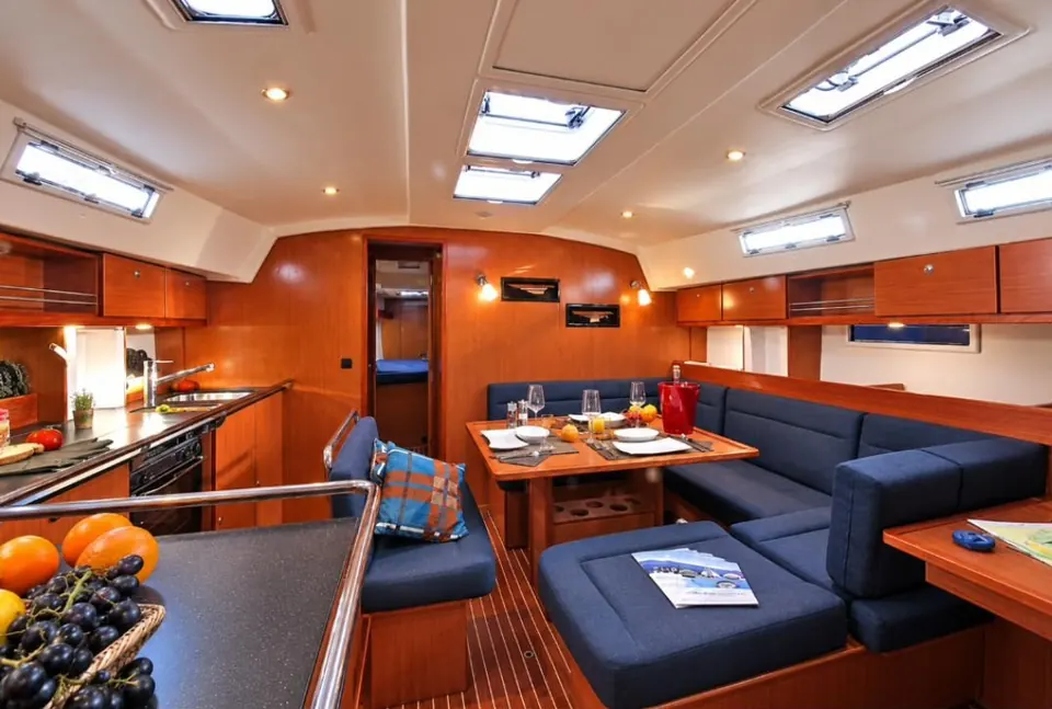 Saloon with dining table on the Bavaria Cruiser 45