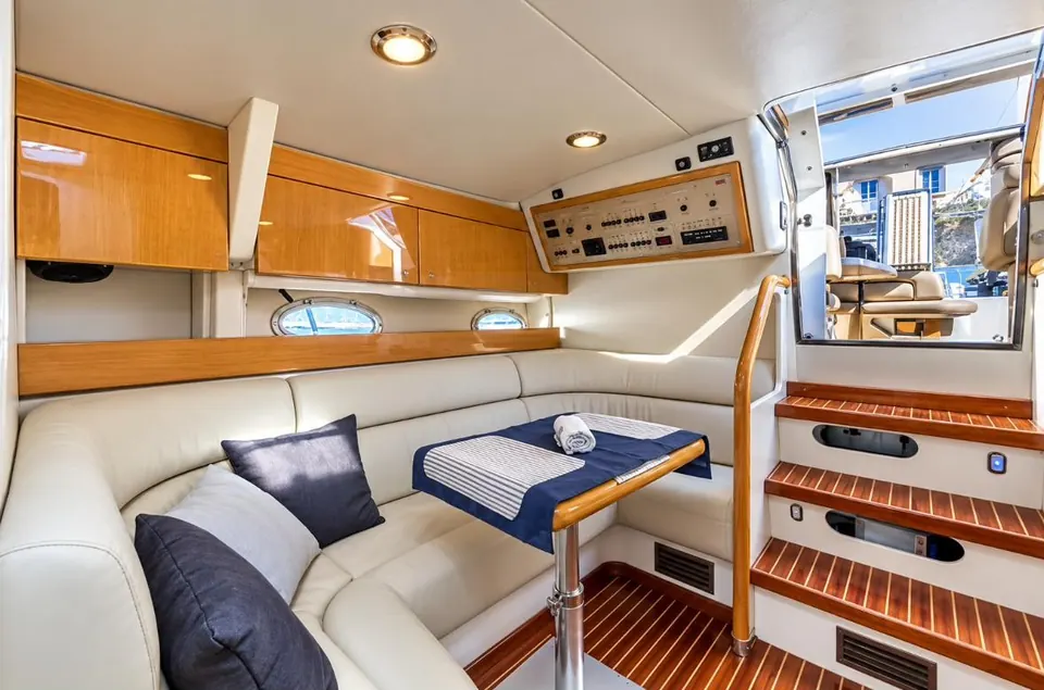 Saloon with seating on the Cranchi Mediterranée 43
