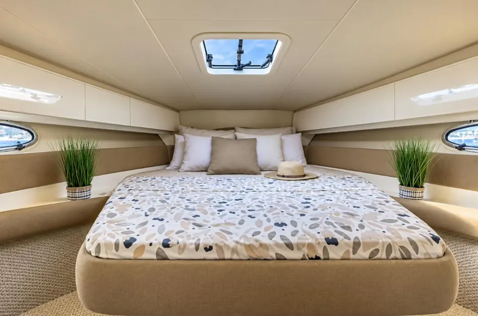 Double cabin on the Cranchi Mediterranée 43