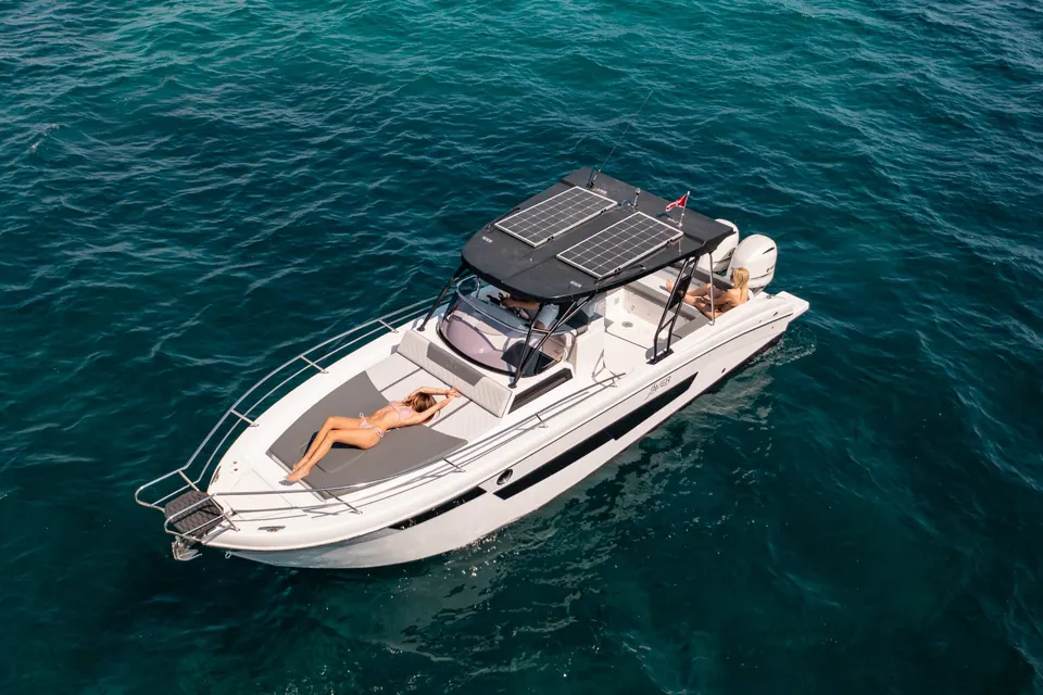 Aerial view of the Saver 870 WA bow sunpad and shaded cockpit