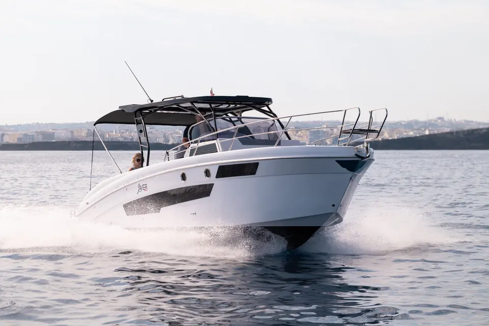 Saver 870 WA cruising at speed off Malta