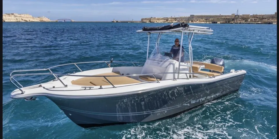 Side view of the White Shark 25 motorboat