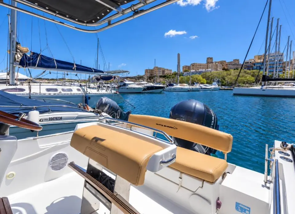 Bow seating on the White Shark 25