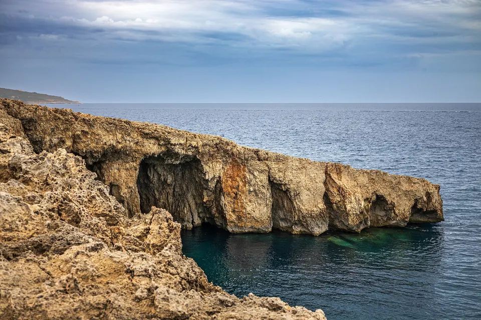 Smuggler's Cave, Malta